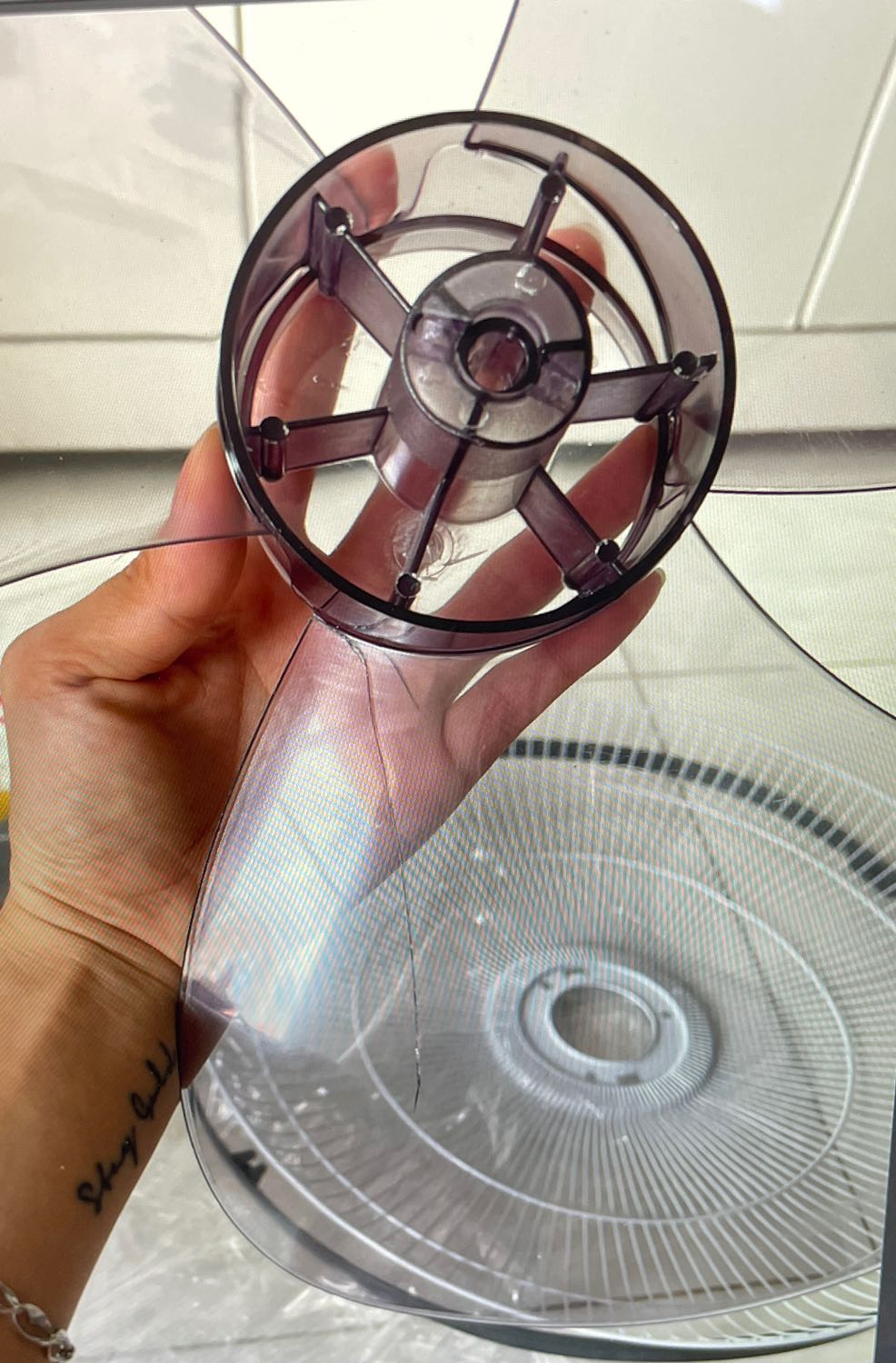 Cánh quạt bị gãy. Nút bấm số 1 ko ấn được. Yêu cầu được đổi quạt khác