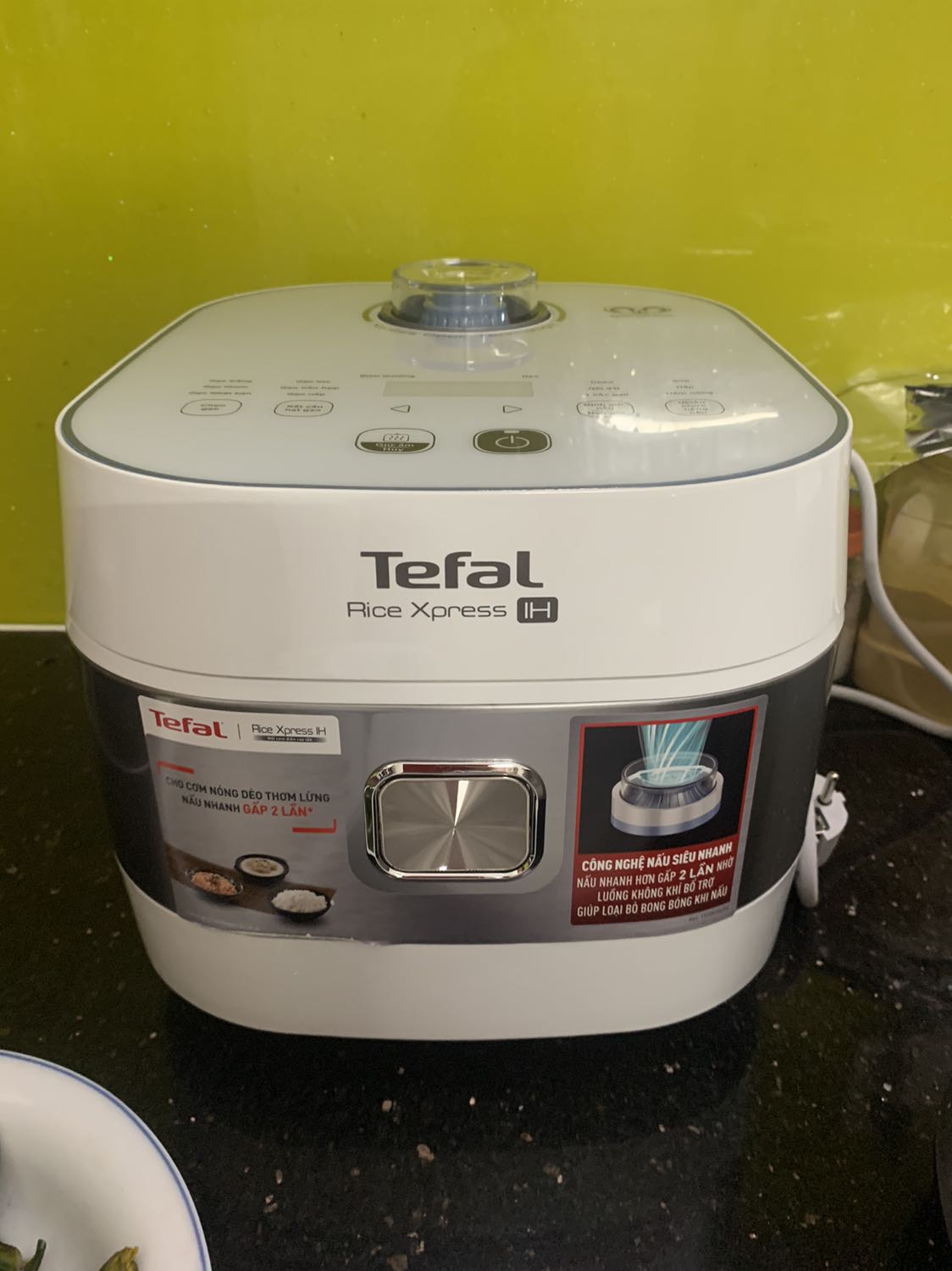 Nồi siêu xinh, dễ thương lắm lắm
Nấu thao tác rất dễ
Muỗng cơm kèm nồi cũng rất đẹp nữa
Nấu cơm ngon
Điểm trừ là lúc mới nấu mình có hơi nghe mùi nhựa
Ah lòng nồi siêu dày, đẹp và nặng nữa
Quà tặng siêu xịn sò
Cảm ơn tefal