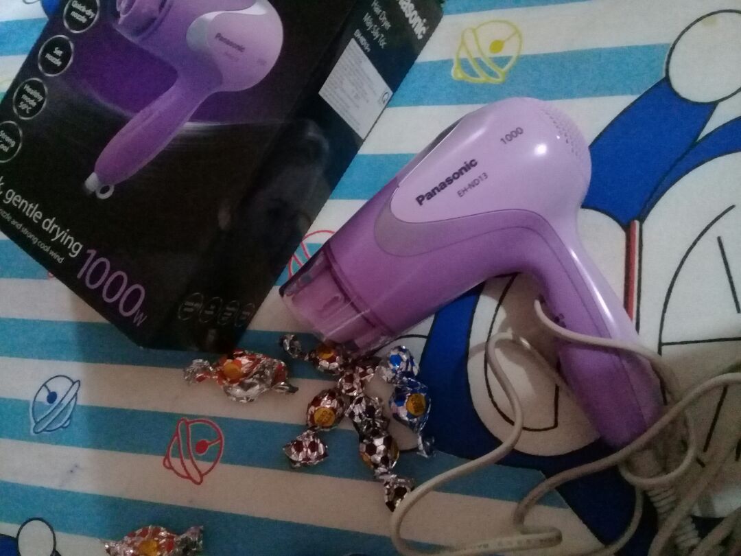 máy chạy êm ái . ko có mùi ion như các máy khác. trong tầm giá . sấy số 1 rất mát. số hơi nóng mát mau khô . số 3 là khô siêu tóc ??. máy chạy rất tốt bé bé cầm vừa tay mk rất xinh và thích hợp du lịch ??