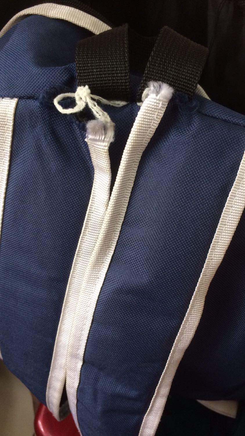 Mình nhờ ng nhà nhận hàng giúp nên k kiểm tra, lúc kiểm tra thì quai đeo chưa xài đã bị rách thành ra vừa xài đc 2 tuần là quai đeo chuẩn bị rách toàn bộ. Túi nhỏ bên hông vừa đụng vào là toét ra, mặt trước ba lô bị rách loang lổ sau gần 1 tháng sử dụng mặc dù mặt trc mình k đựng bất kỳ thứ gì. Lần này nhận hàng rất thất vọng nhưng nghĩ lại thì tiền nào của nấy thôi tuy nhiên, nên để đúng giá để ng mua k bị lầm tưởng, mua ngay đợt tiki giảm giá nên cứ nghĩ mua được đồ tốt giảm giá. =.="