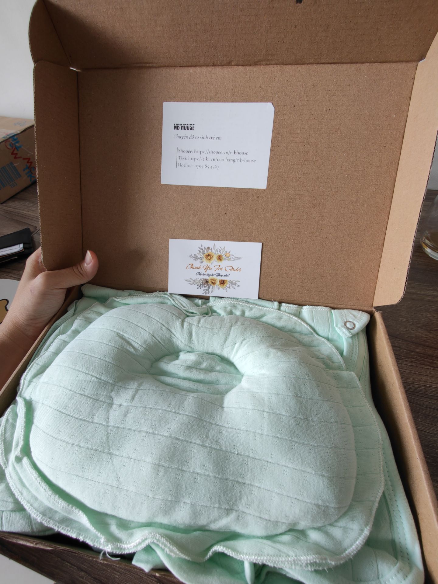 MÓN HÀNG GÓI RẤT CHU ĐÁO. CÓ THƯ CẢM ƠN VÀ PHẢN HỒI. SẢN PHẨM MÀU ĐẸP, CHẤT LIỆU VÀI MỀM MẠI. ĐẦY ĐỦ GỌN GÀNG. THÍCH LẮM. MẸ NÀO SẮP SANH SẮM MỘT HỘP NÀY ĐEM ĐI SANH LÀ ĐỦ RỒI HIHI. LÀM QUÀ TẶNG CŨNG RẤT TUYỆT ĐÓ MỌI NGƯỜI. ƯNG Ý LẮM. 

Tiki giao hàng rất nhanh. mùa Covid-19 giãn cách tháng 8. tối khuya hôm qua mình đặt hôm nay đã giao ngay. thích tiki nhất 👍