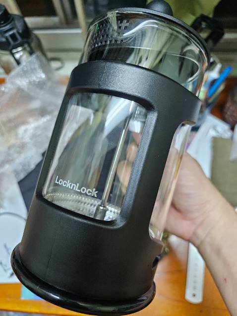 Bình cứng cáp dày dặn, thủy tinh có vẻ hơi mỏng nhưng hàng LnL chắc ổn.