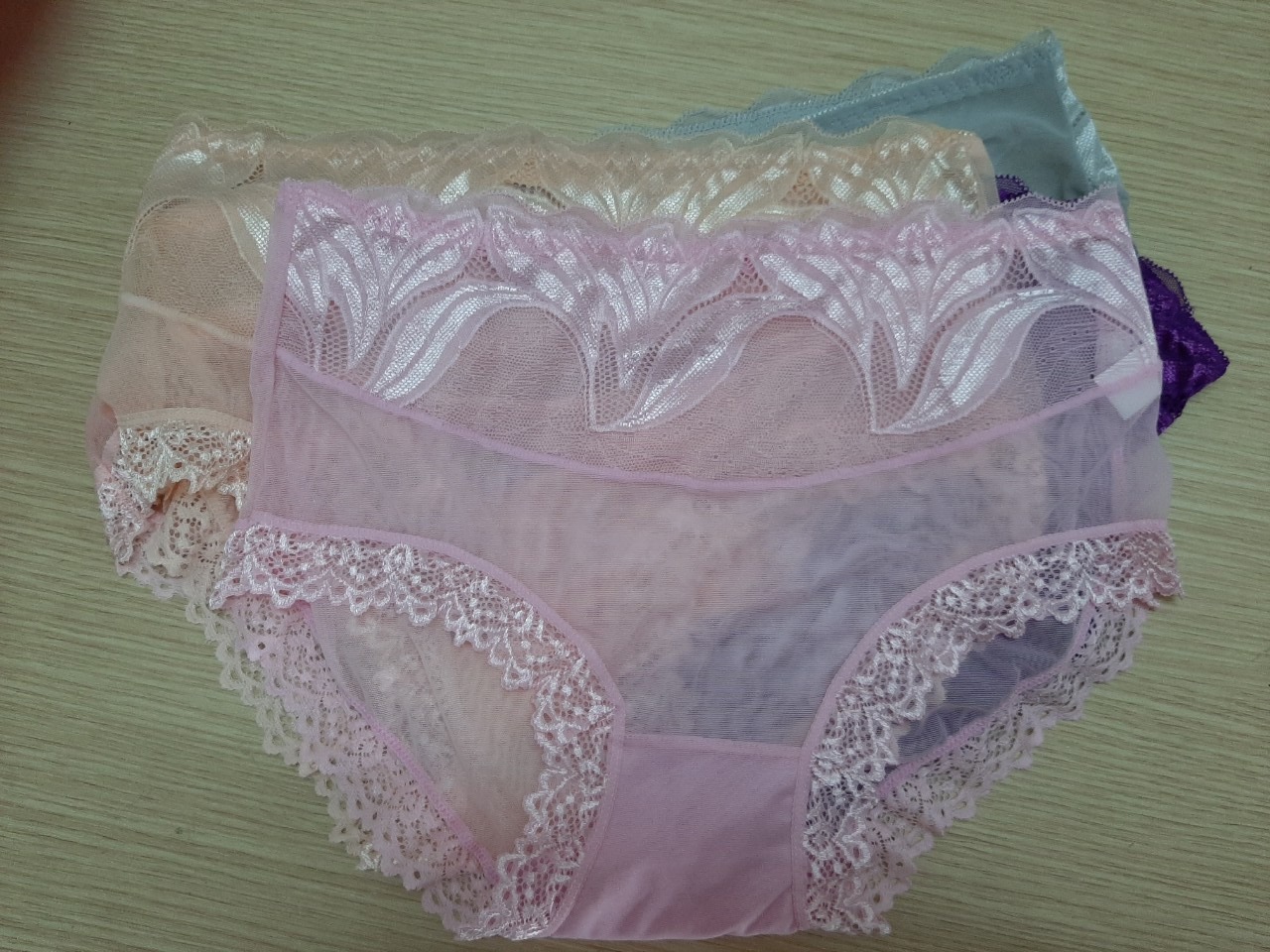 Quần cạp cao, ôm được một phần bụng, ren mỏng, form hơi to, quần mặc mát, thoải mái, giặt nhanh khô.