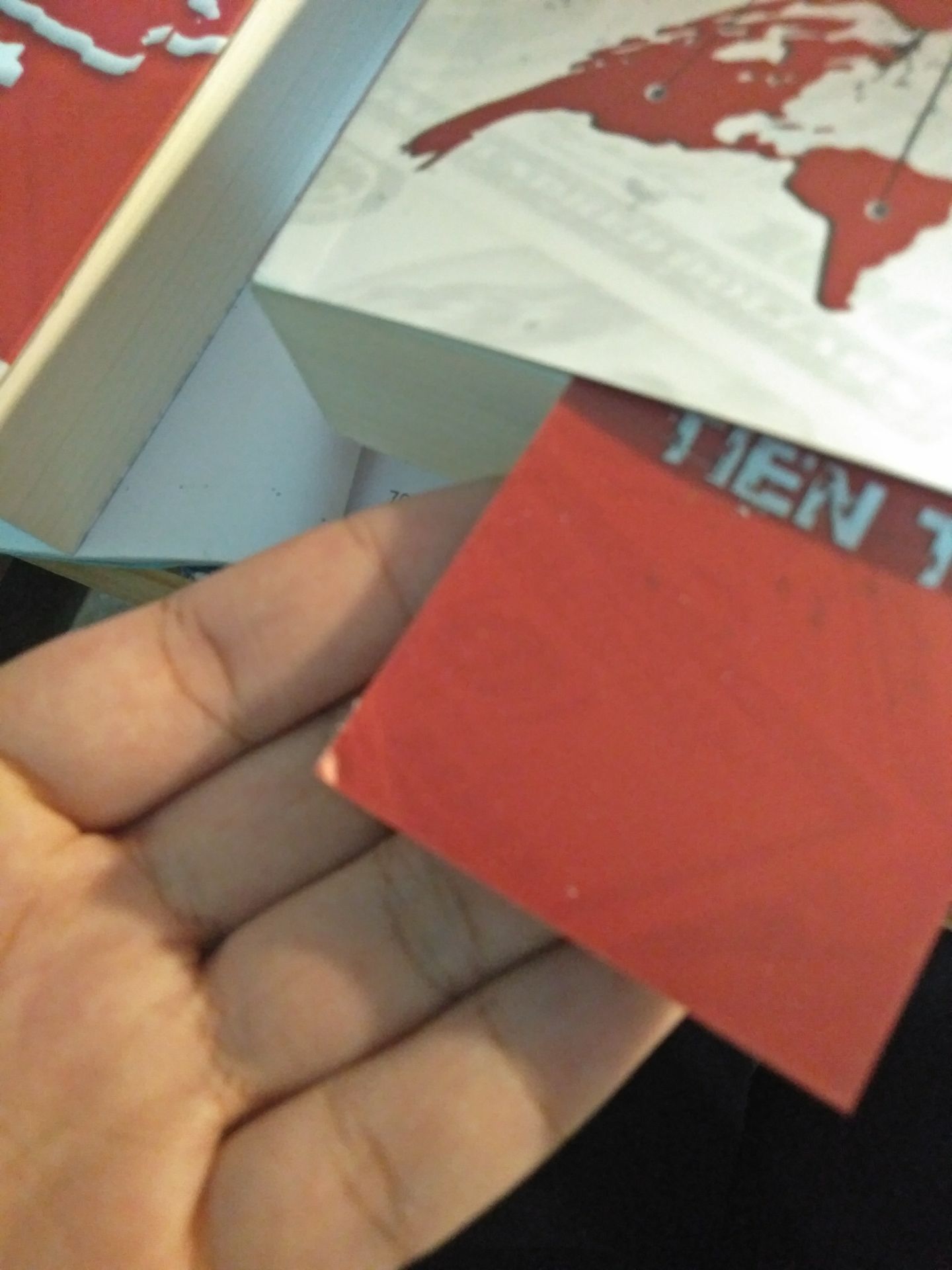 sách nhăn lỗi nhiều quá. cắt bìa còn bị lệch. đánh dấu trang như thể dùng rồi.😑trầm cảm :((