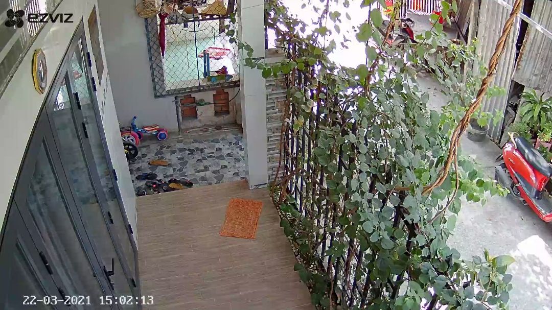 Sản phẩm tốt so với giá thành.
- Thiết kế đẹp, gọn gàng, dễ lắp đặt và cài đặt. Ngôn ngữ tiếng Việt. Có tính năng tự động quay camera theo chuyển động, có thể tắt đèn trạng thái để che dấu hoạt động của camera.
- Chất lượng hình ảnh hợp lý so với giá thành, ít lác, âm thanh tốt. Có thể đàm thoại 2 chiều tốt.
- Gói lưu trữ cloud giá quá cao so với tính năng và hiệu quả. Lại bán riêng cho từng camera là thiếu hợp lý.
- Tính năng tự động ghi hình chuyển động và tua nhanh khi xem lại chỉ áp dụng khi dùng lưu trữ cloud. Nên nếu không trả phí thì không dùng được, rất tiếc so với các camera cùng phân khúc.