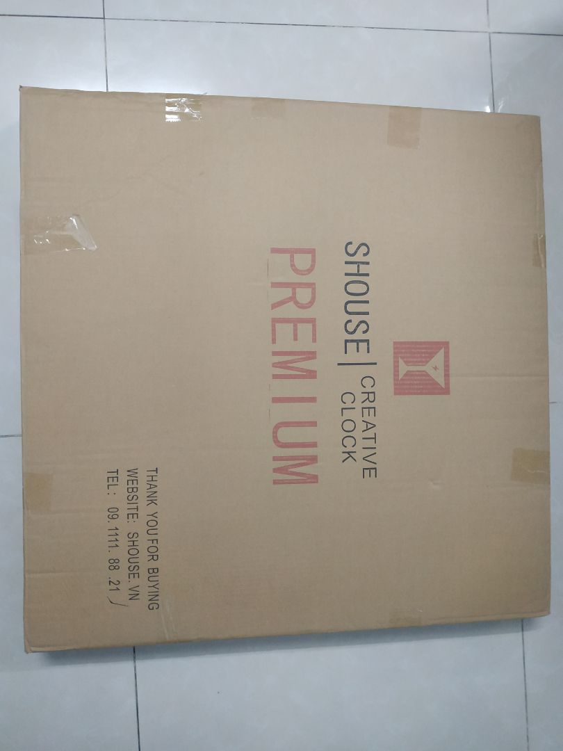 Hàng đẹp, đóng gói kỹ. Chỉ có một điểm làm người dùng hơi lo là pát nhựa treo đồng hồ dùng đinh để đóng vào tường không phải vis, không biết có dễ rơi không.