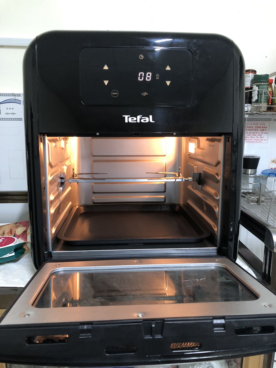 Thiết kế cửa kính, có đèn chiếu sáng