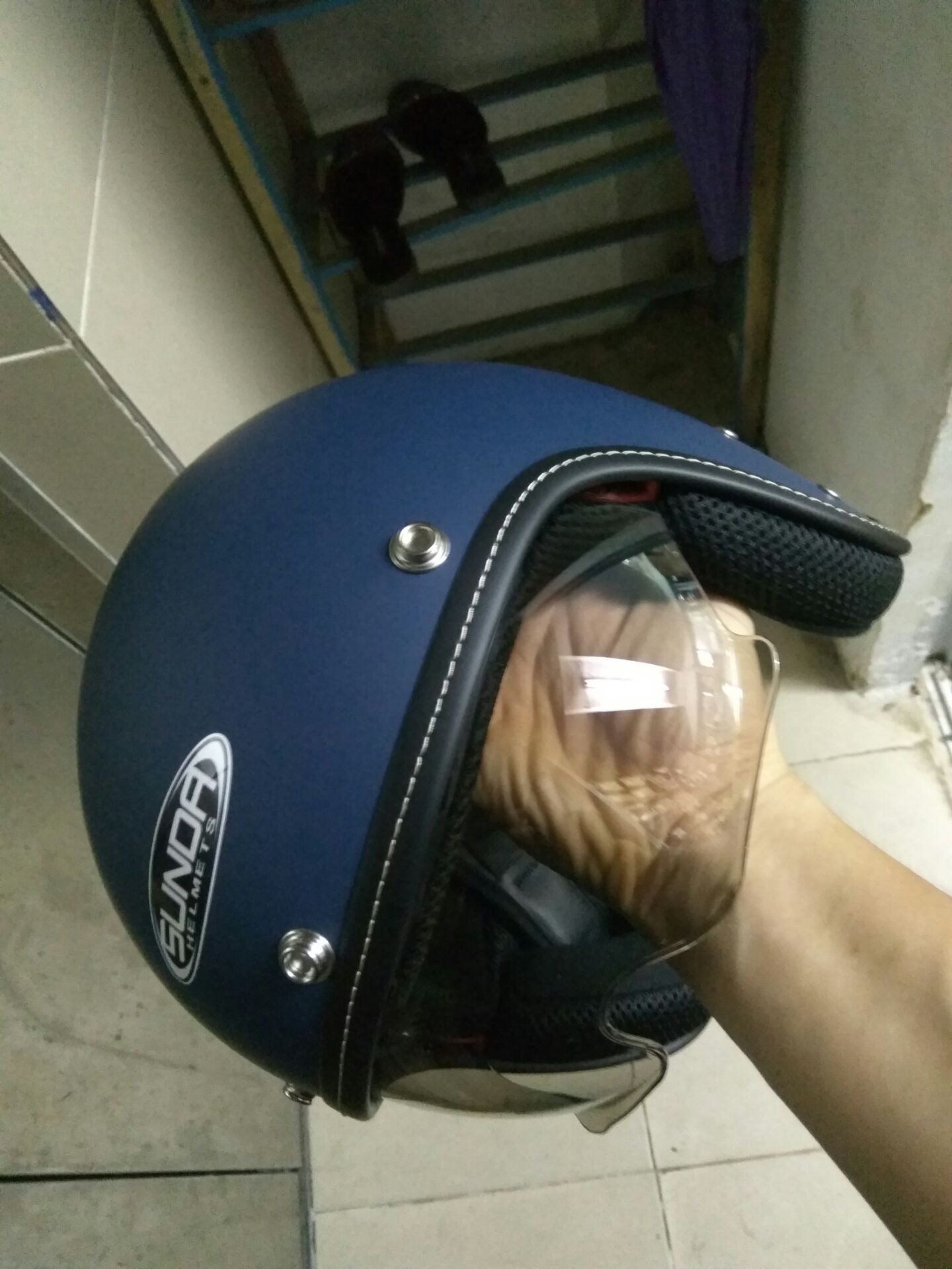 Mũ đẹp lắm nhé,  hàng chính hãng chất luợng tuyệt vời. Kính trong nhìn cảm giác rất dễ chịu.  Mọi người yên tâm mua nha.