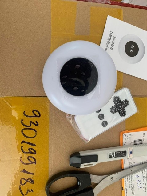 Romote nhạy, giao hàng nhanh. Muốn chỉnh giờ thì giữ nút H (giờ) và nút M (phút) ở thân đèn nha mọi người