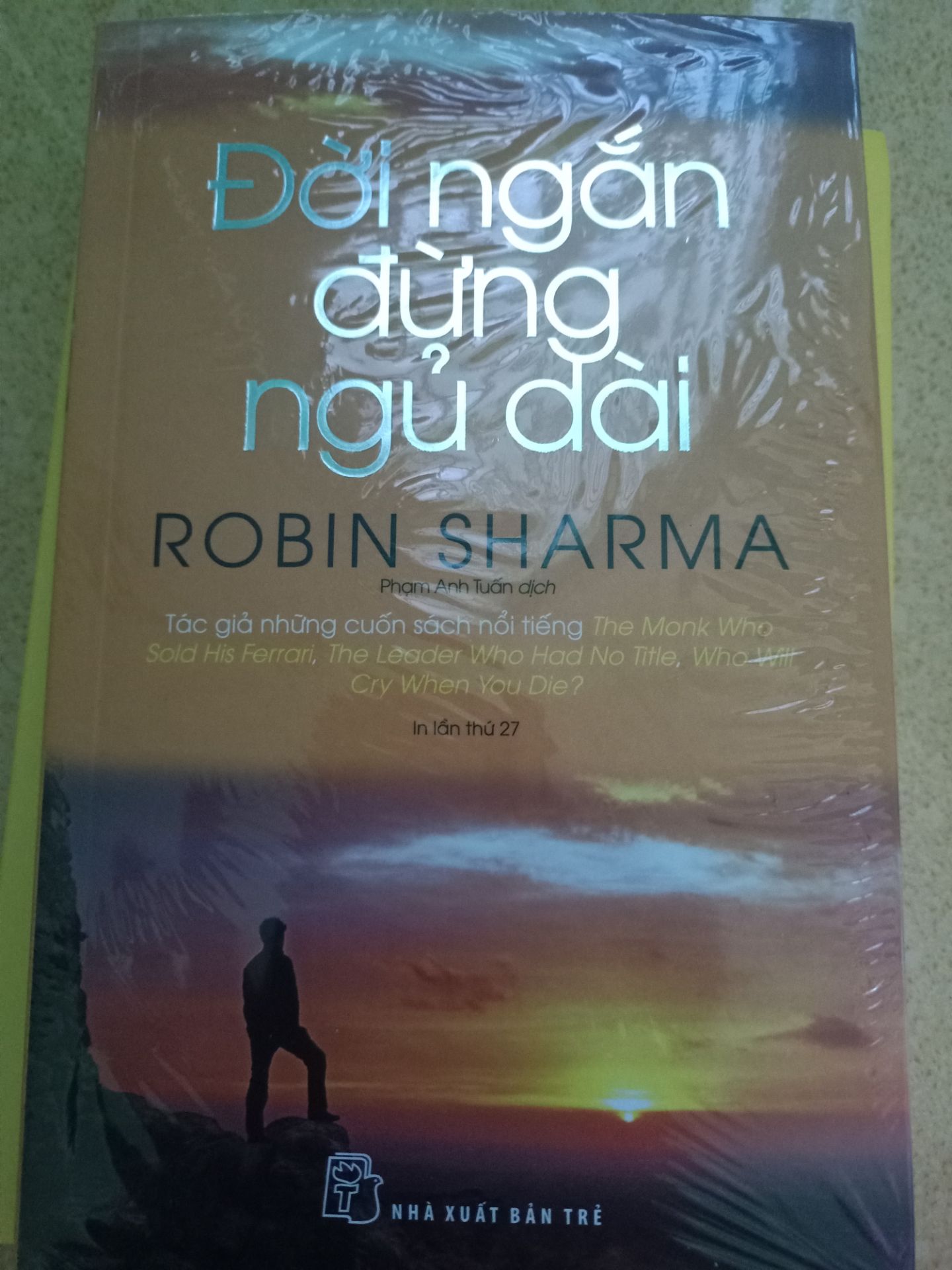 giao hàng nhanh lắm mọi người, sách đẹp, nội dung dễ đọc, ý nghĩa. Mình mua 2 quyển, riêng Đời ngắn đừng ngủ dài có bìa nilon hẳn hoi nhưng k biết do bên shop hay bên vận chuyển vô tình rạch trúng bìa sách của mình 1 đường nhỏ, mình quý sách lắm nên hơi buồn, shop chú ý giúp mình nhé. Sẽ ủng hộ tiếp ❤️