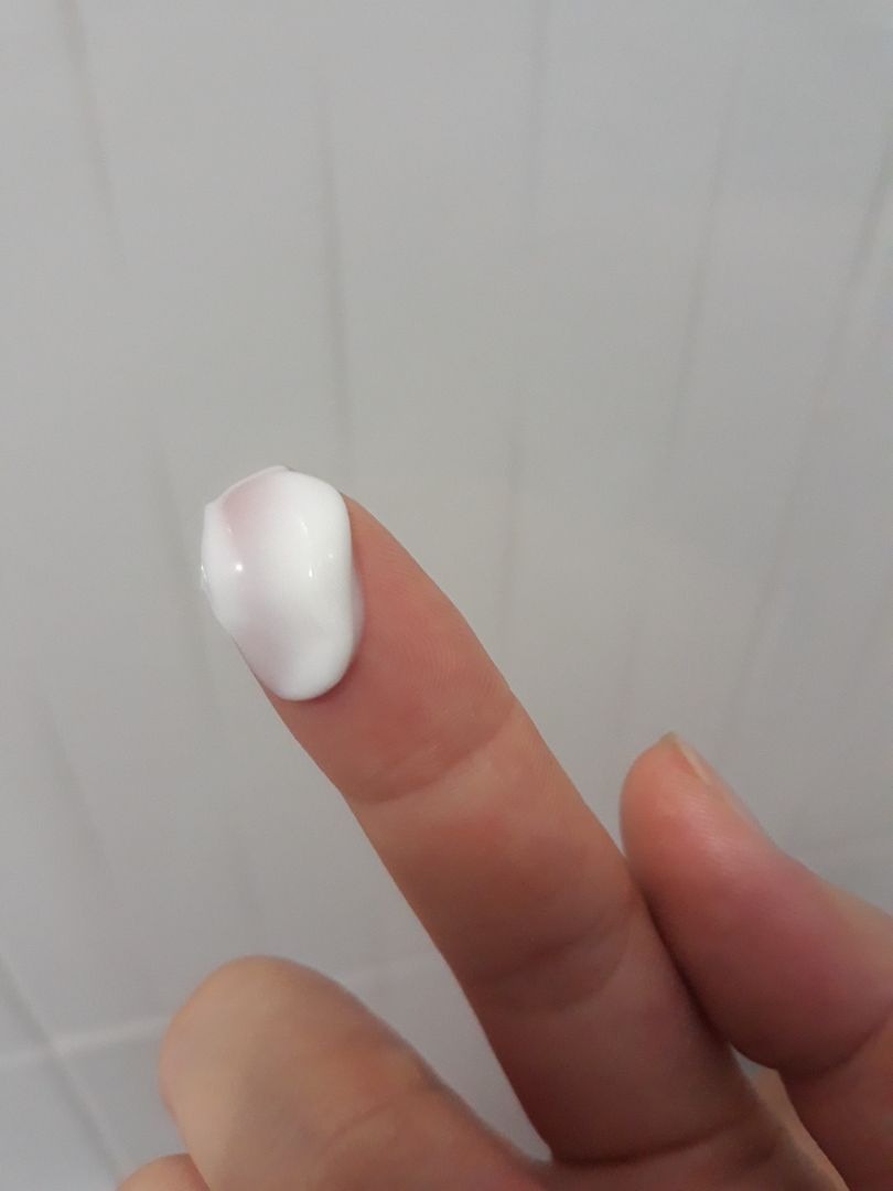 Thoa xong sáng dậy da mặt không đổ dầu nha. Lỗ chân lông giảm được chừng 50% thôi (mình mới dùng đc 1 tháng mà bữa nhớ bữa không :d)