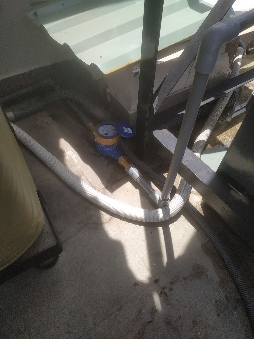 đồng hồ nhìn chắc chắn, đẹp. chỉ có điều là không có glycerin bên trong như những loại khác, theo shop nói là loại từ nên không cần glycerin. shop tặng thêm 1 roong cao su dự phòng. shop trả lời nhiệt tình.