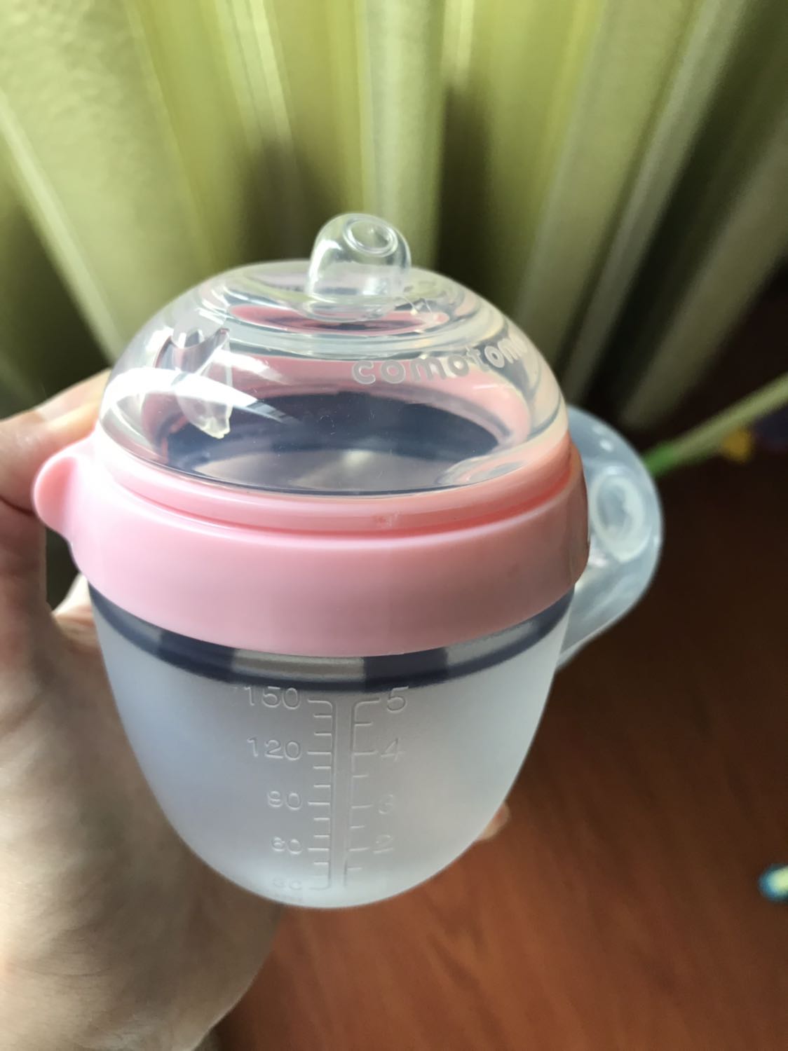 Mua từ giữa tháng 4 nhưng giờ mới đem ra xài thì phát hiện bình giả. Bình màu xanh mình mua ở shop mẹ và bé cái đầu ti ko bị thụt vào như vậy. Search trên google cách phân biệt bình thật giả thì chính xác là em hồng này giả luôn. Quá thất vọng về Tiki, ko có lần 2!