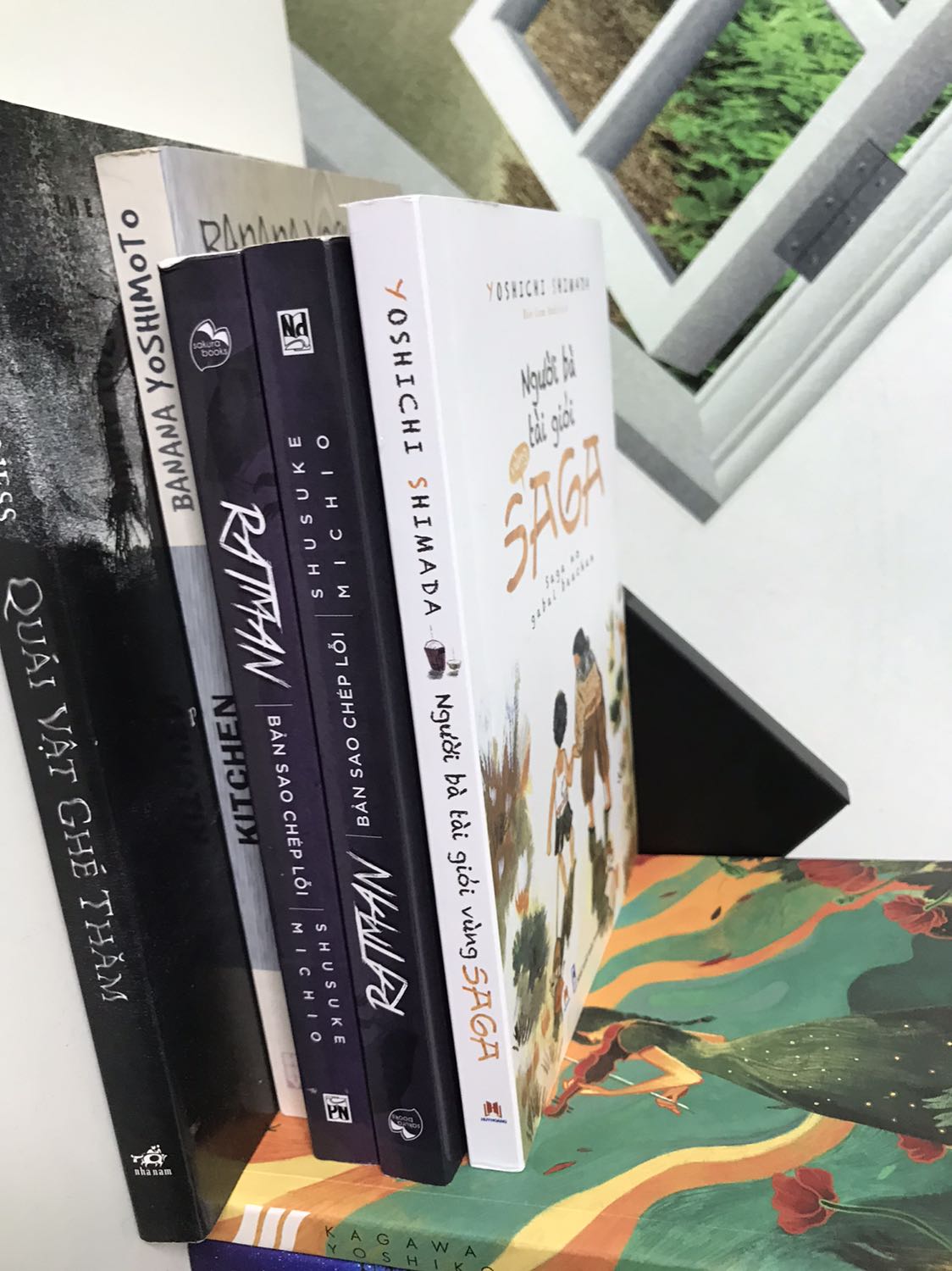 Bạn tôi nói; hay quá
Đồng nghiệp tôi nói, quá hay
Cộng đồng mạng nói; hay tuyệt
Mấy người lạ thấy tôi cầm sách, nhỏ nhẹ đồng tình; tuyệt hay
Tôi nói gì? Oh, sách hay hết nước chấm. 

Cuốn sách gồm 17 chương, là 17 câu chuyện ngắn kể về 8 năm tuổi thơ của nhân vật nam chính sống với bà ở một vùng quê. Chuyện nào cũng hay, ý nghĩa, thú vị, đề cao sự tử tế của con người với con người, đồng thời làm toát lên những  tâm hồn đẹp cùng suy nghĩ lạc quan yêu đời trước cuộc sống khó khăn.

Mình rất thích câu quote này, nó gần như là thông điệp của hầu hết các câu chuyện trong sách: “Lòng tốt, sự tử tế thực sự là khi ta không để ai nhận ra việc mình làm.”

Tiki giao sách siêu tốc đúng hẹn, sách mới toanh có màng co, đóng gói không có xốp chống sốc nhưng vẫn ok vì giao nội thành ở các thành phố lớn thì có thể đóng đơn giản hơn nhiều so với sách được đóng đi tỉnh.