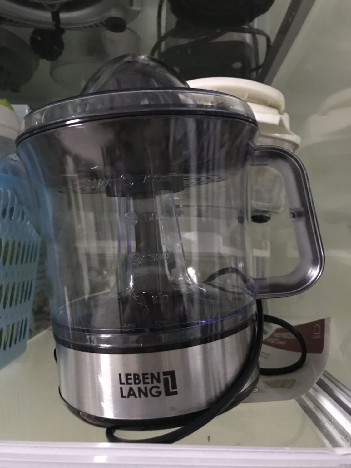 Mình dùng hơn tháng rồi, thấy ổn. Lúc chưa quen vừa ấn vừa bóp quả cam thì máy khó quay, sau chỉ ấn thì thấy quay ổn. Định mua thêm 1 cái cho ngừoi nhà. Dung tích 700ml tha hồ vắt, máy loại 300ml hơi nhỏ, mn tham khảo.