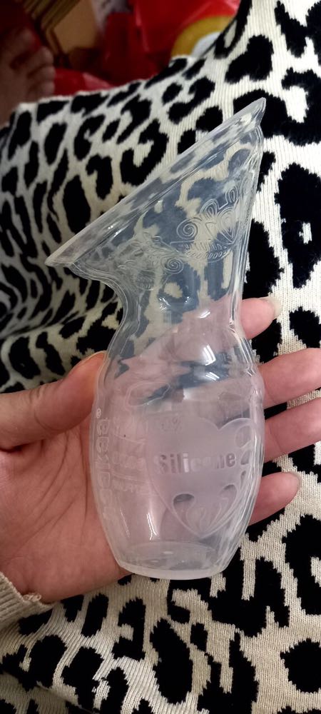 tính mua 1 miếng lót 1 cốc để dùng. Nhưng mới ướm thử thấy hay hay. Thôi lại mua thêm 1 miếng lót nữa để dùng thay miếng lót thâm vậy