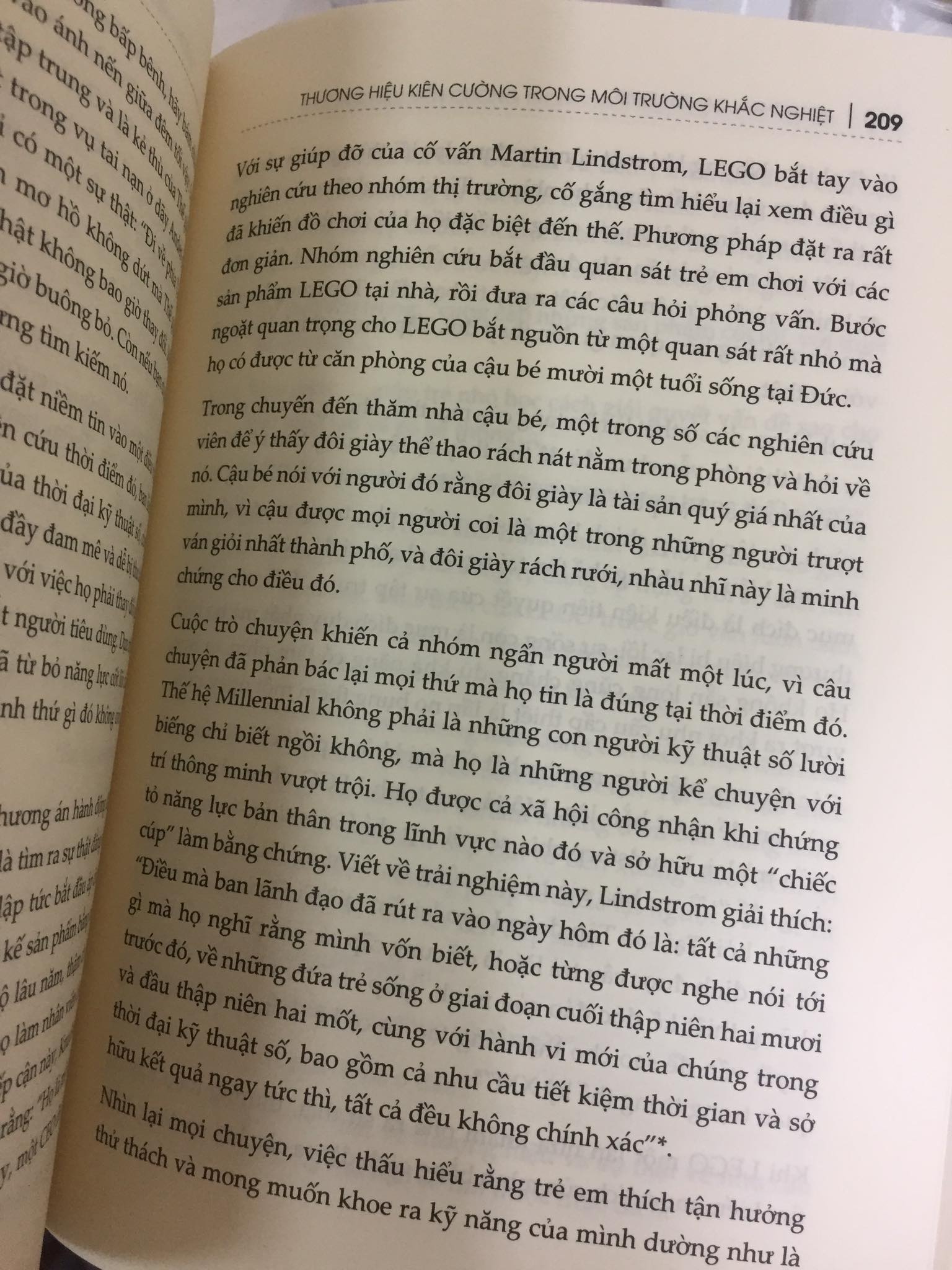 Mối liên kết giữa sự sinh tồn giữa thế giới hoang dã với sự tồn tại của thương hiệu trong môi trường kinh doanh được tái hiện khá sinh động. Biến động của môi trường kinh doanh hiện tại trong mùa covid cũng khắc nghiệt không kém thiên nhiên hoang dã, khó khăn mang tính khách quan và cả những khó khăn nội tại chồng chất lên nhau khiến doanh nghiệp ngày càng hỗn loạn hơn. Làm thế nào để tồn tại - một câu hỏi khó không có lời kết nhưng minh chứng tồn tại của Burger King, IBM, Apple hay thậm chí là Lego đáng để cuốn sách này đưa vào top sách nên đọc.