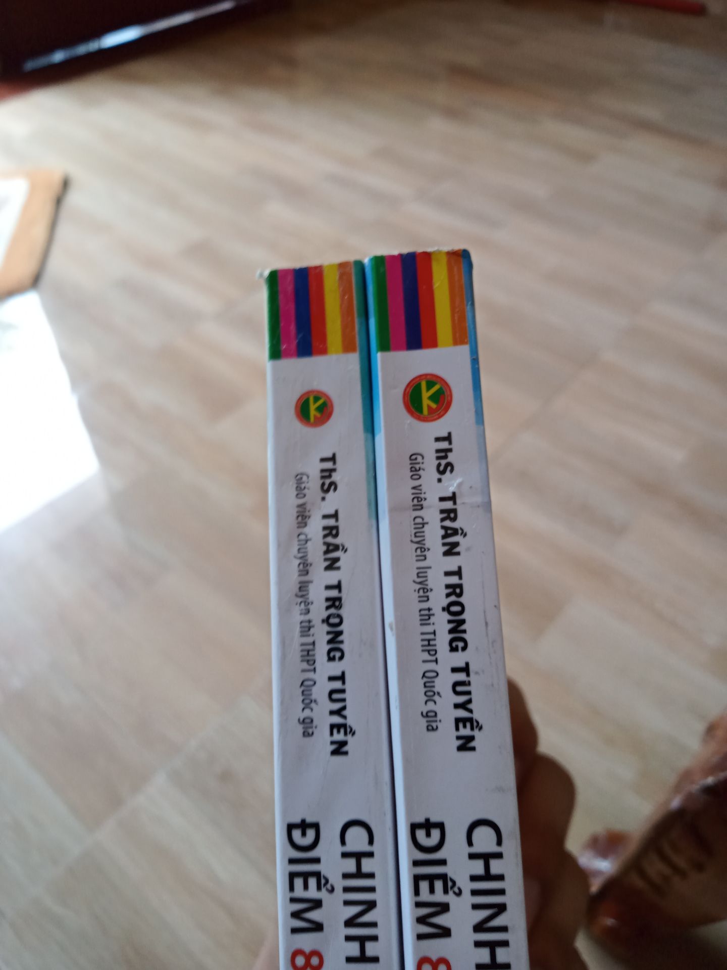 Sách hơi bị hỏng mép