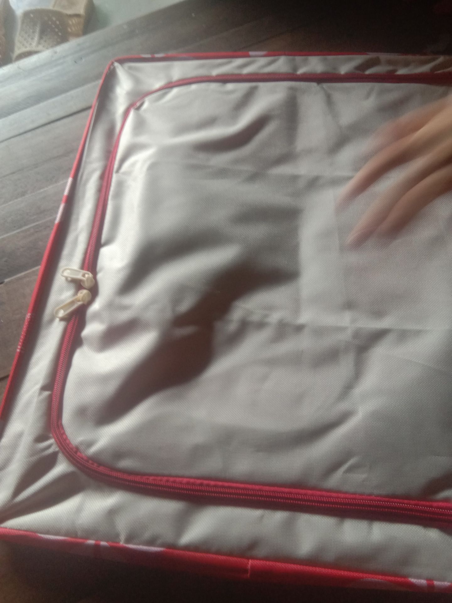 đặt Hôm thứ hai thì thứ năm nhận hàng.hai túi rất chắc chắn nhưng màu gửi không ưng lắm đáng lẽ mua hai túi sốp gửi hai màu khác nhau mới phải .nhưng lại gửi hai màu đỏ.cac bạn nào mua về nhớ kéo khóa cẩn thận nha chánh trường hợp mắt khóa chồi lên mà cứ kéo là hư luôn .may mà tui sửa được không phải đổi.