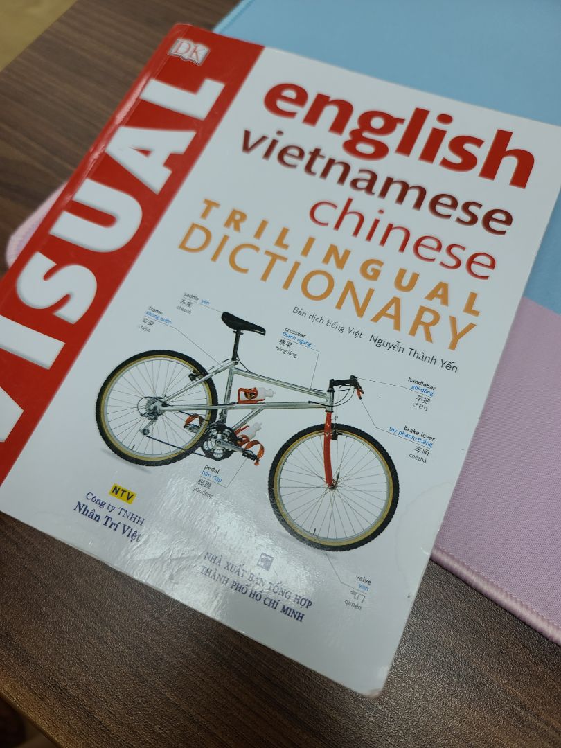 màu sắc  đẹp hình ảnh bài học chi tiết lắm luôn nha. học xong 1 quyển này là từ vựng anh trung biết hết nha. 
mỗi tội sách làm bằng giấy bóng nên hơi nặng