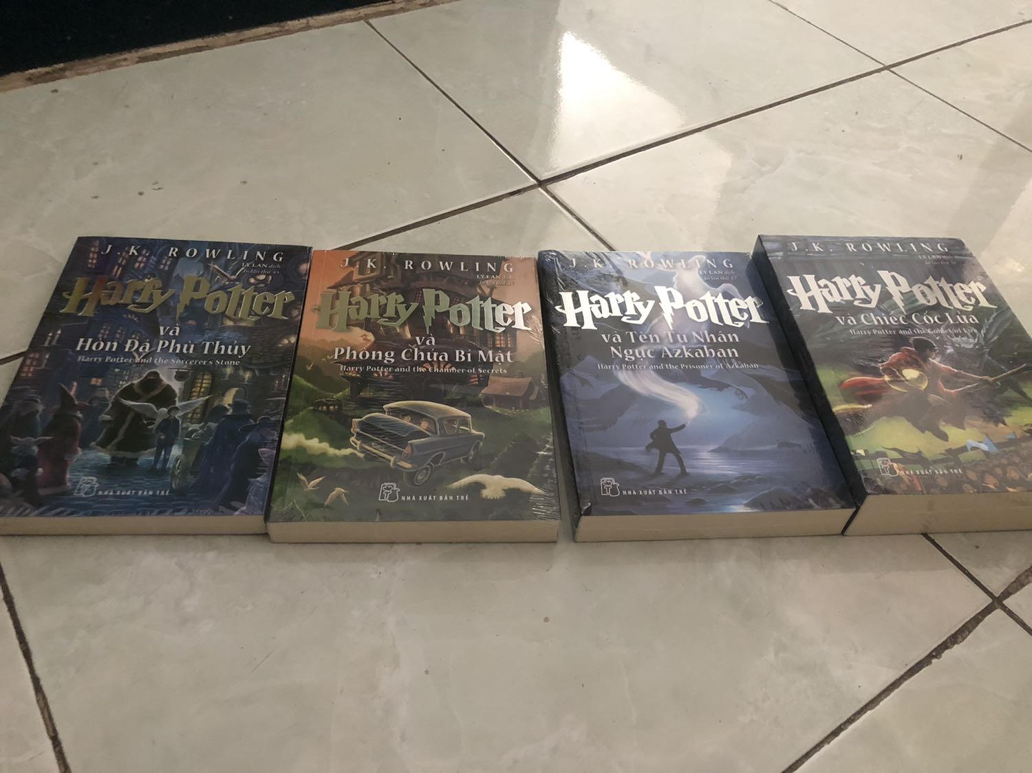 Cùng đứa em hùn vốn mua 4 cuốn này. 
May mắn là cuốn nào cũng mới tinh.
Mấy bữa nay chờ ship tới giờ lại phải chờ cho  đứa em đọc trước vì nó là cổ đông lớn.?