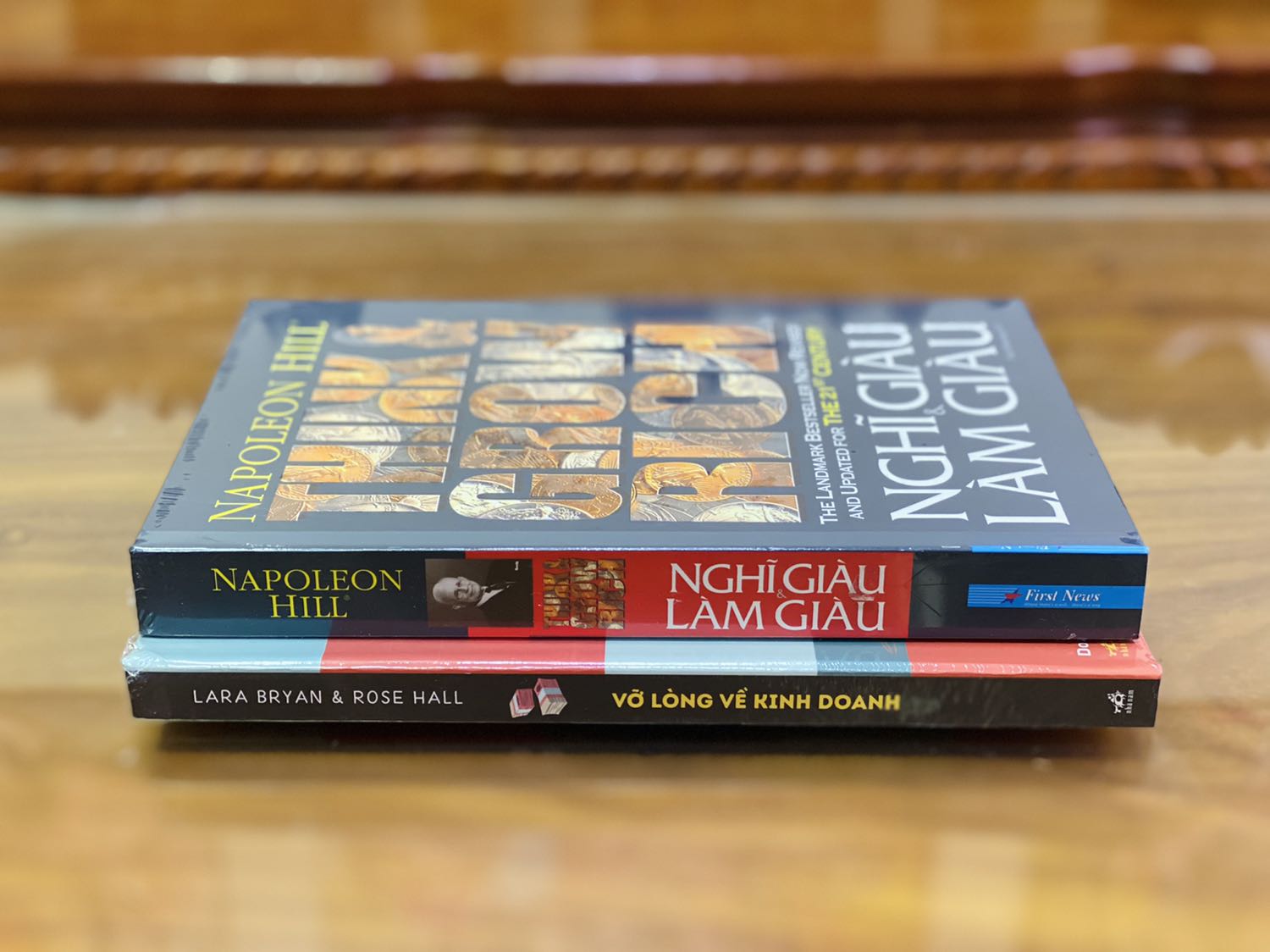 - Do tình hình dịch bệnh căng thẳng nên Fahasa giao hàng khá chậm so với dự kiến. Tuy nhiên thùng hàng luôn được đóng gói cẩn thận và chắc chắn. 
- Sách được bọc chống sốc và màng co phẳng phiu. Về mặt hình thức sách có bìa cứng, khổ vừa, cầm chắc chắn và khá nhẹ. Tuy nhiên chất lượng giấy không tốt lắm, nhám và khá mỏng. Về mặt nội dung cá nhân mình cảm nhận đây là một quyển sách truyền cảm hứng, mang nhiều thông điệp tích cực và khích lệ tư tưởng làm giàu của bất kì cá nhân bình thường nào trong xã hội. Nếu bạn trông chờ vào một bí quyết cụ thể, chi tiết và có thể áp dụng để kiếm tiền ngay lập tức thì quyển sách này có lẽ không phù hợp với tiêu chí đó.