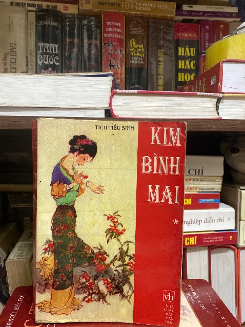 Thế lớn trong thiên hạ chia lâu rồi lại hợp, hợp lâu rồi lại chia. Như cuối thời Lê Cung đế, Mạc Thái tổ cướp ngôi, lúc ấy có Nguyễn Chiêu Huân công phò Lê Trang tông hưng binh ở sông Tất Mã chia đôi thiên hạ. Sau này con của Chiêu Huân là Nguyễn Thái tổ Gia Dụ hoàng đế cùng cháu ngoại Chiêu Huân là Trịnh Thành tổ Triết vương mượn tiếng phò Lê, chia đôi Đàng Trong - Đàng Ngoài 200 năm, lúc đó mới nổi lên bậc đại anh hùng ở đất Tây Sơn, 2 lần ra Bắc, 5 lần vào Nam, khoát tay một lần mà diệt sạch 20 nghìn Xiêm tặc, hô to một tiếng mà dẹp tan 29 vạn Thanh khấu, nhắc đến tên Nguyễn chúa phải run, nghe hơi gió Trịnh chủ lẩn trốn! Muốn biết thế nào hãy đọc Tây Sơn thực lục, Hậu Lê thống chí, Kim Bình Mai