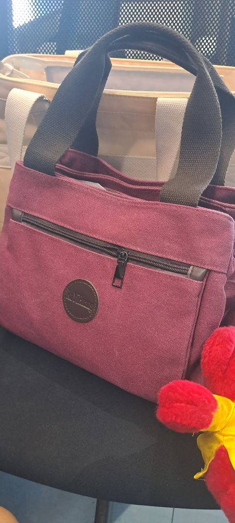 kiểu dáng đẹp hợp ý mình, đựng được nhiều đồ, mình rất hài lòng.