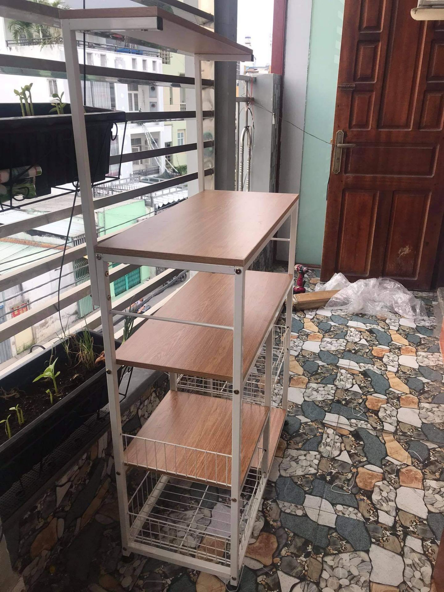 kệ chắc chắn. giao nhanh và hỗ trợ lắp ráp ok nha. vote 5 sao cho shop