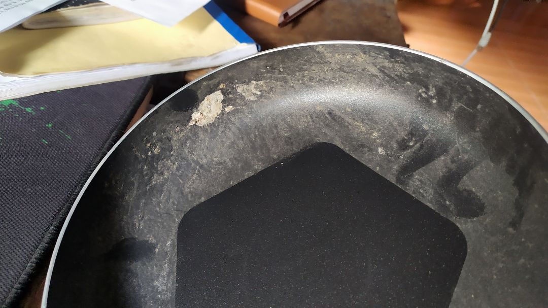 trước giờ toàn tin tưởng tiki trading. nhưng lần này thất vọng thực sự. giao chảo bụi bặm như vứt xó lâu rồi vậy. chảo chống dính nhưng phần sơn chống dính ở thành đã lộp cộp nổi lên do phần nhôm bị oxi hóa. lấy móng tay cạo là thấy phần nhôm trắng. 1 nửa cái chảo đã sùi sùi khi miết tay qua