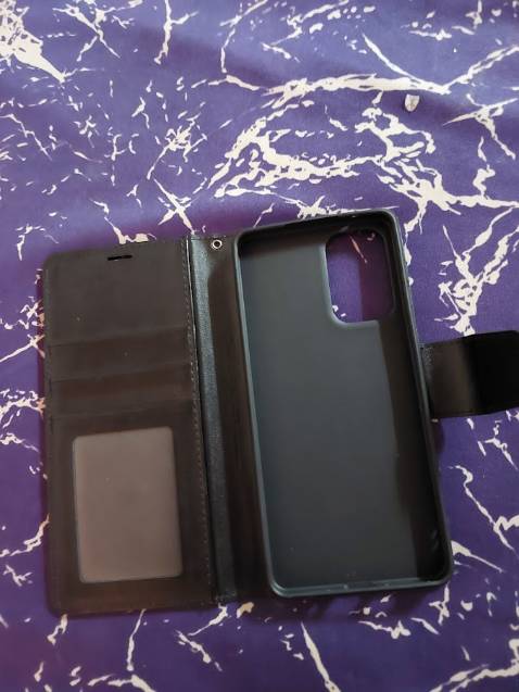 Đã mua và rất hài lòng với shop, giao hơi lâu nhưng kệ, da chất lượng tốt, không trầy rách hay thậm chí thừa chỉ. (Hình ảnh dính bụi chứ ko phải do da rách)