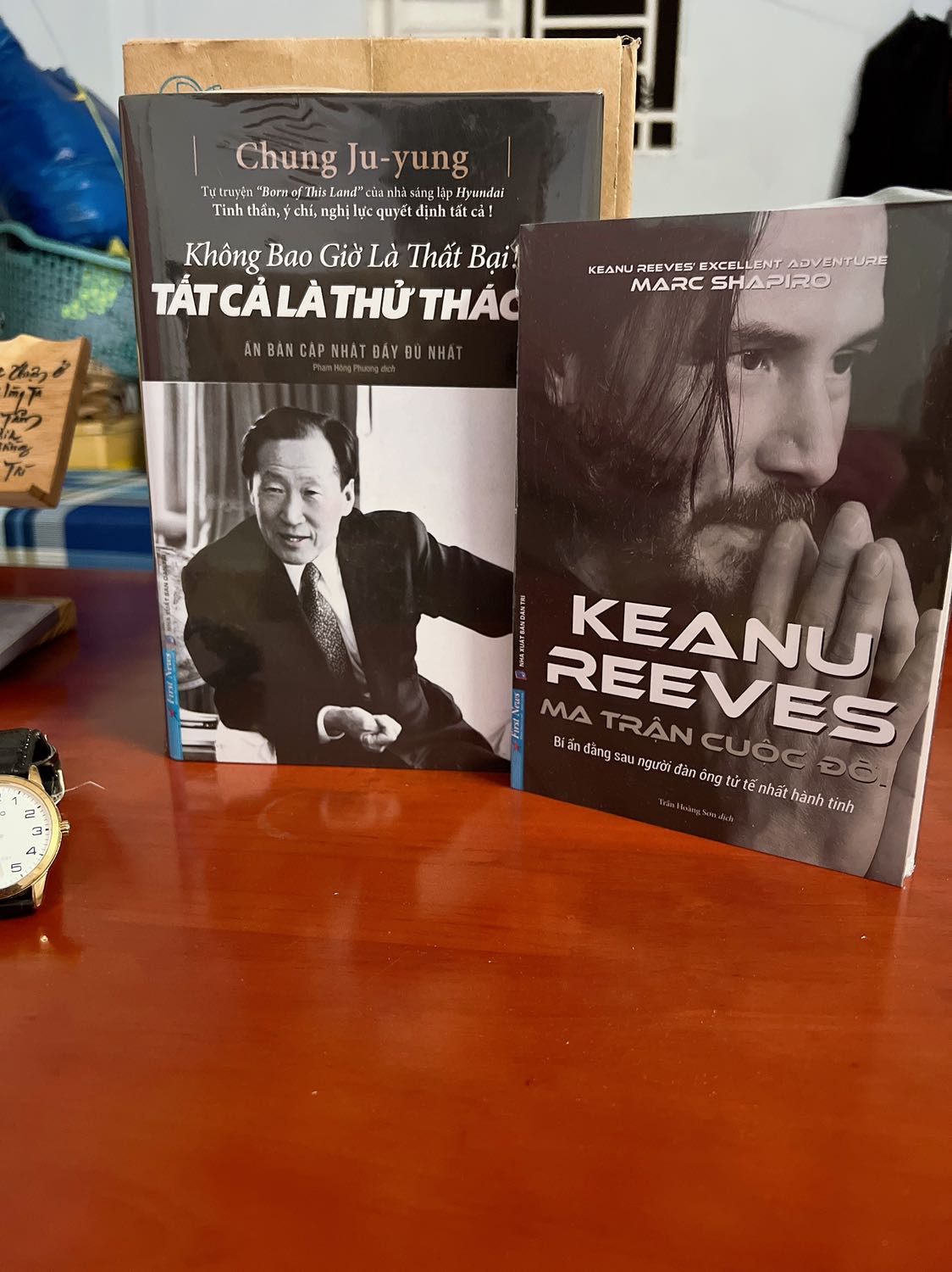 Xém tí nữa là gửi yêu cầu huỷ ĐH rồi, do sách độc quyền nên phải preoder trước, nhưng tầm hôm sau là thấy mọi người preview sách rồi mà mình dự kiến đầu tháng sau mới nhận được, ai dè Tiki giao ngay cho mình khi sách đã có hàng, đợi vài hôm nhận tiếp hàng gift từ Tiki Trading nữa là quá xá đã. Thank Tiki nhiều.