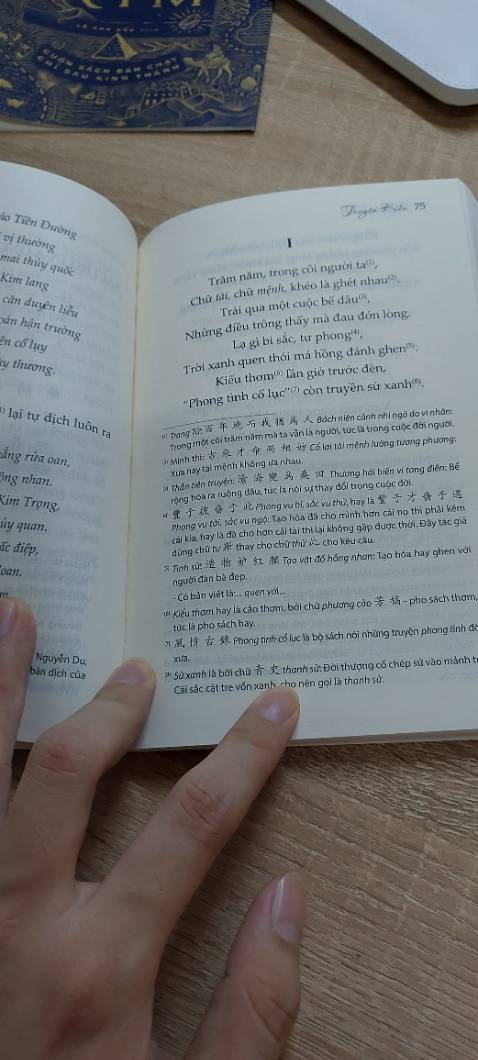 Nội dung có cả phần chú thích các sự kiện, từ ngữ, ... chất lượng giấy tốt, kích cỡ vừa túi xách có thể mang theo khi đi cafe.