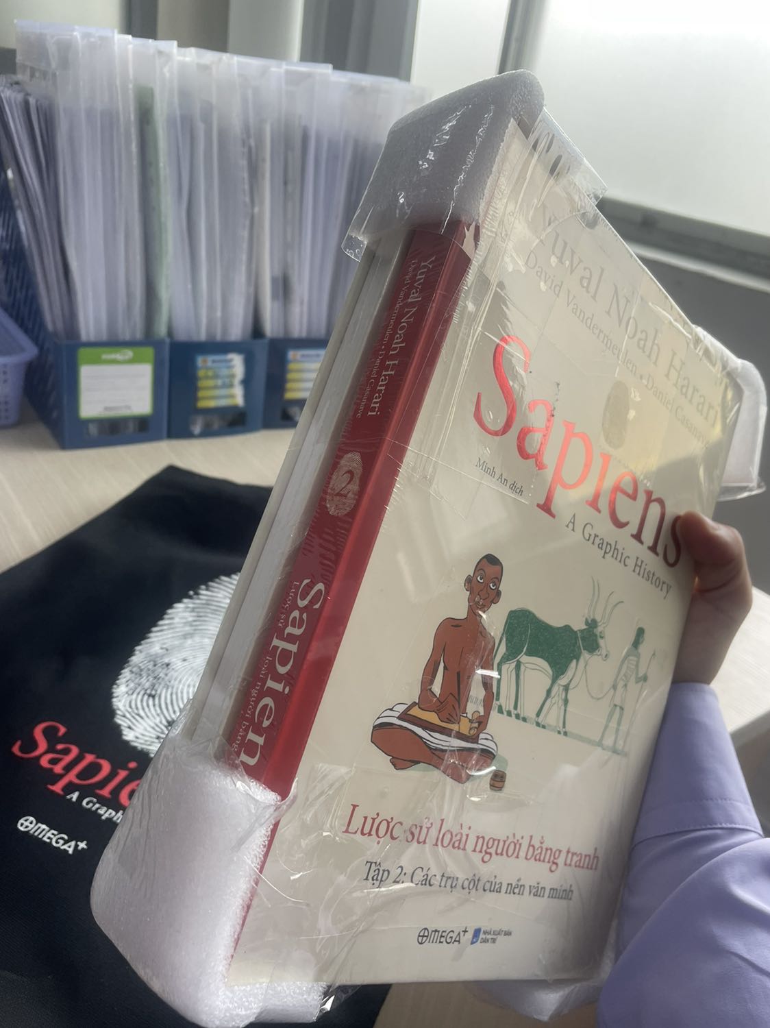 Chưa đọc nhưng thấy ưng rồi đó. Mình mua combo 2 cuốn giá khoảng 500k. Bộ sản phẩm nhận được thì 2 cuốn sách, túi vải, bookmark. Sách vẽ và màu sắc nhẹ nhàng.