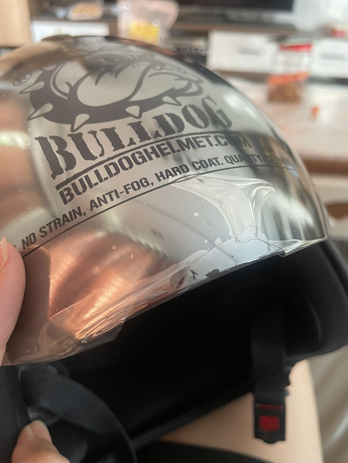 Kính mới giao đã có vết tróc trên phần tráng gương, nút cài ko được mới lắm. các khớp mở kính lên xún khá cứng và sượng. Mình ko nghĩ là đúng hàng bulldog. size kính bị ngắn so với nón.