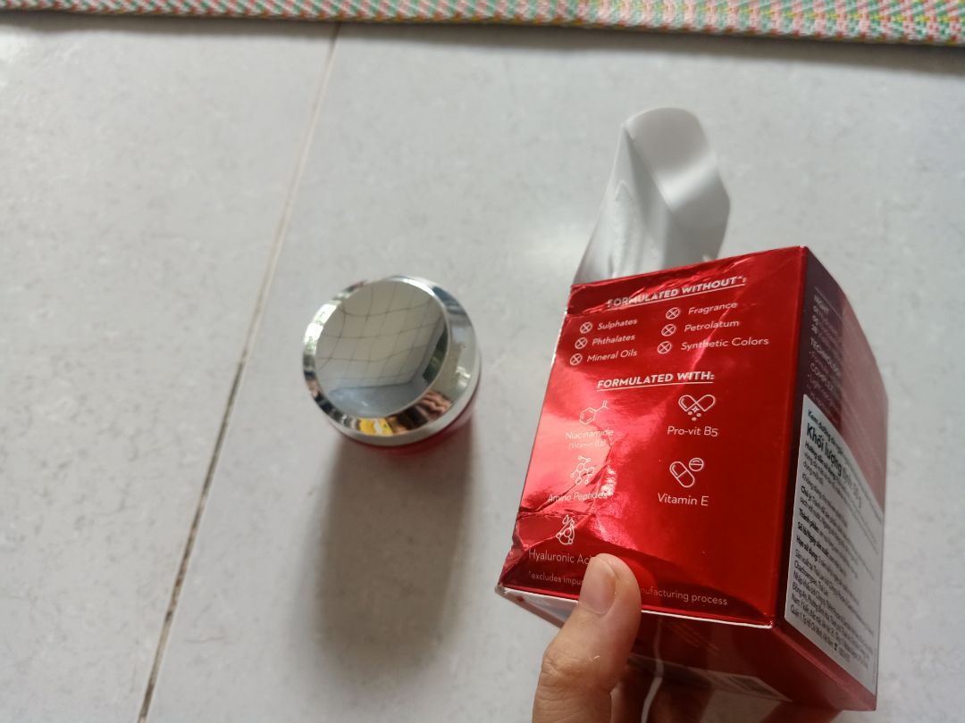 Giao nhanh nhưng hộp bị móp méo hết hồn luôn á 😨 dù thấy Olay đã gói hàng có chèn thêm giấy rồi mà hủ kem vẫn bị lật ngả nghiêng ở bên trong hộp luôn. Mở ra có mùi kì kì. Mình xài Olay cũng vừa hết 1 hủ buổi sáng, hủ buổi tối vẫn đang xài thấy tốt nên mua thêm để sẵn. Sao lần này nó có mùi lạ lạ, không yên tâm lắm ạ.