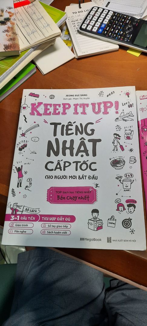 Mua sách mùa sale nên rất hời, nội dung khá tốt rất thích học cho người cham chỉ để học chứ mình lười quá học chơi chơi thì ok học để đi làm đi du học thì cần tìm hiểu rất kĩ nói chung là sách ok lắm. Tuy nhiên trong quá trình vân chuyện sách bị móp nên mình rất tiếc mình muốn đánh giá 4* nhưng mình đã suy nghĩ lại vì đây chỉ là việc nhỏ k đáng lo mà mĩnh vẫn mong bên giao hàng và bên đóng gói cẩn thẩn hơn để mình có thể tiếp tục ủng hộ 
cám ơn mng đã vất vả trong mùa dịch thế này giữ giìn sức khỏe nka iu iu