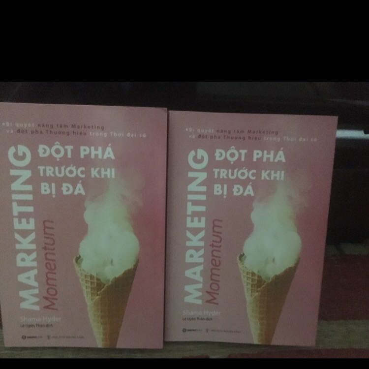 Sách đẹp lắm:)) mà được tặng kèm theo một quyển sách mà lặp lại với quyển sách trước rồi:)) nhưng thôi giữ làm kỉ niệm vậy:)) giao hàng nhanh:) đóng gói kĩ:)) nhìn sách mê lắm luôn ý:)) khửa khửa:)) sẽ tiếp tục ủng hộ cho shop dài dài:))