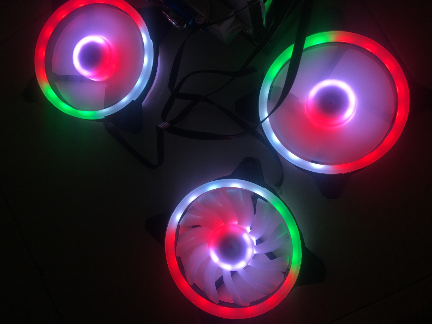 Mình mua 3 chiếc quạt vào ngày 30/12 về kiểm tra thì 1 chiếc chỉ sáng đèn kh quay.Shop nên *** kĩ trước khi gửi cho khách nhé.Minh đã yêu cầu đổi trả.Rất mất time trong việc này