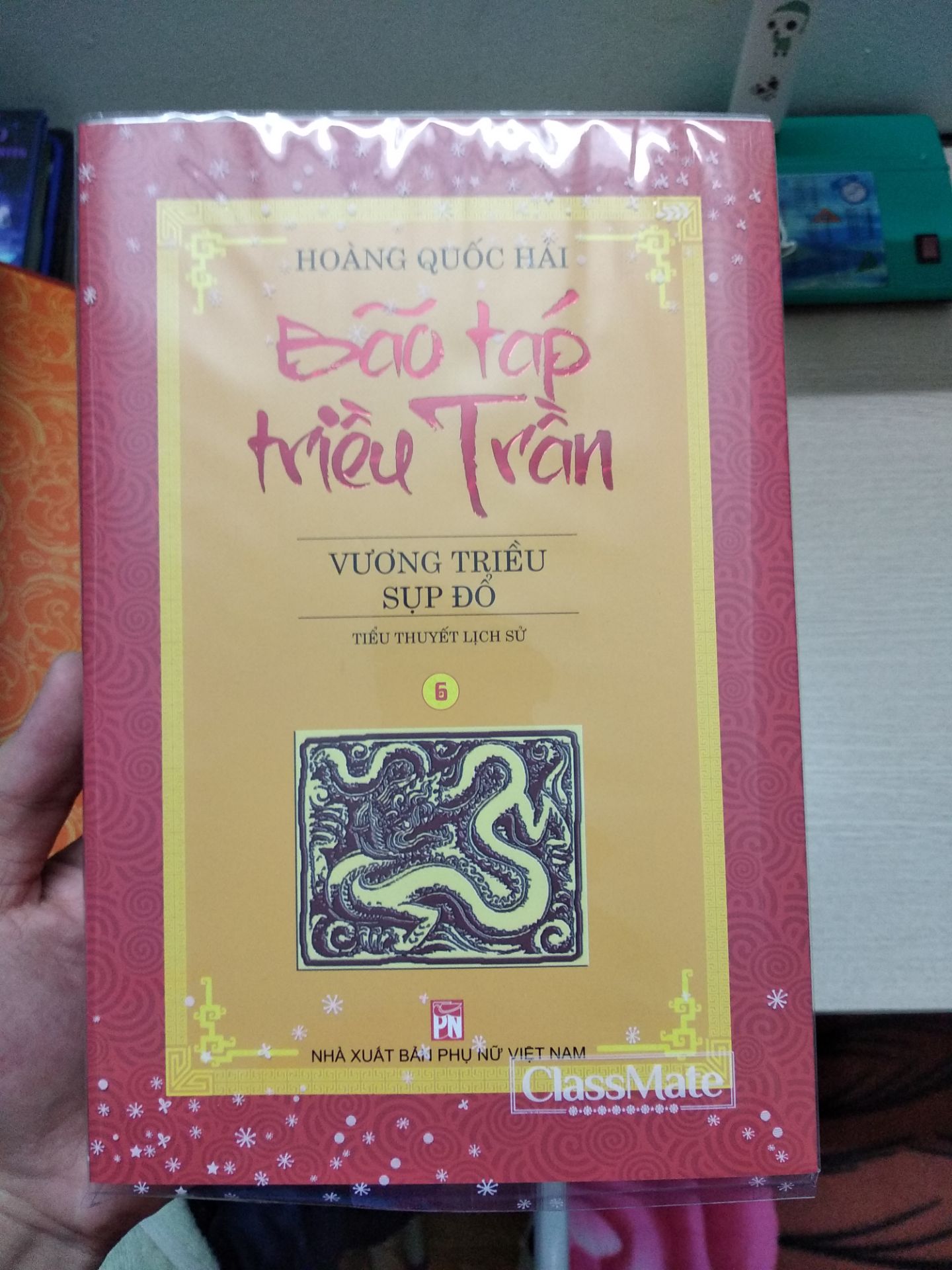 vận chuyển vẫn chưa tốt làm hộp bị móp xíu. Nhưng nd thì miễn chê nhé, dân ta phải biết sử ta, để gìn giữ tinh thần dân tộc mình. Bộ tiểu thuyết lịch sử này sẽ khiến mn thấy yêu sử, yêu nước mình hơn, mọi người hãy mua đọc đi ạ