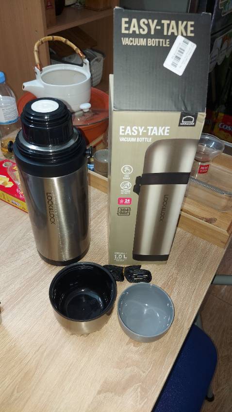 Giao hàng bị trễ 1 ngày, sản phẩm bị cấn móp ngay nắp bình nhìn rất mất thẩm mĩ, gần đáy bình có vết trầy sướt. Đề nghị Tiki mang đến đổi tôi cái khác hoàn hảo hơn.
Cảm ơn các bạn!