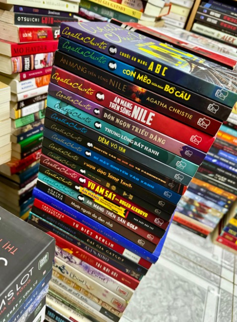 2 tựa mới nhất của Agatha Christie hứa hẹn những vụ án  đặc sắc.

Sách mới nguyên seal, đóng gói cẩn thận có xốp chống sốc 2-3 lớp.

Giao siêu tốc sớm hơn dự kiến. Shipper vui vẻ, lịch sự.