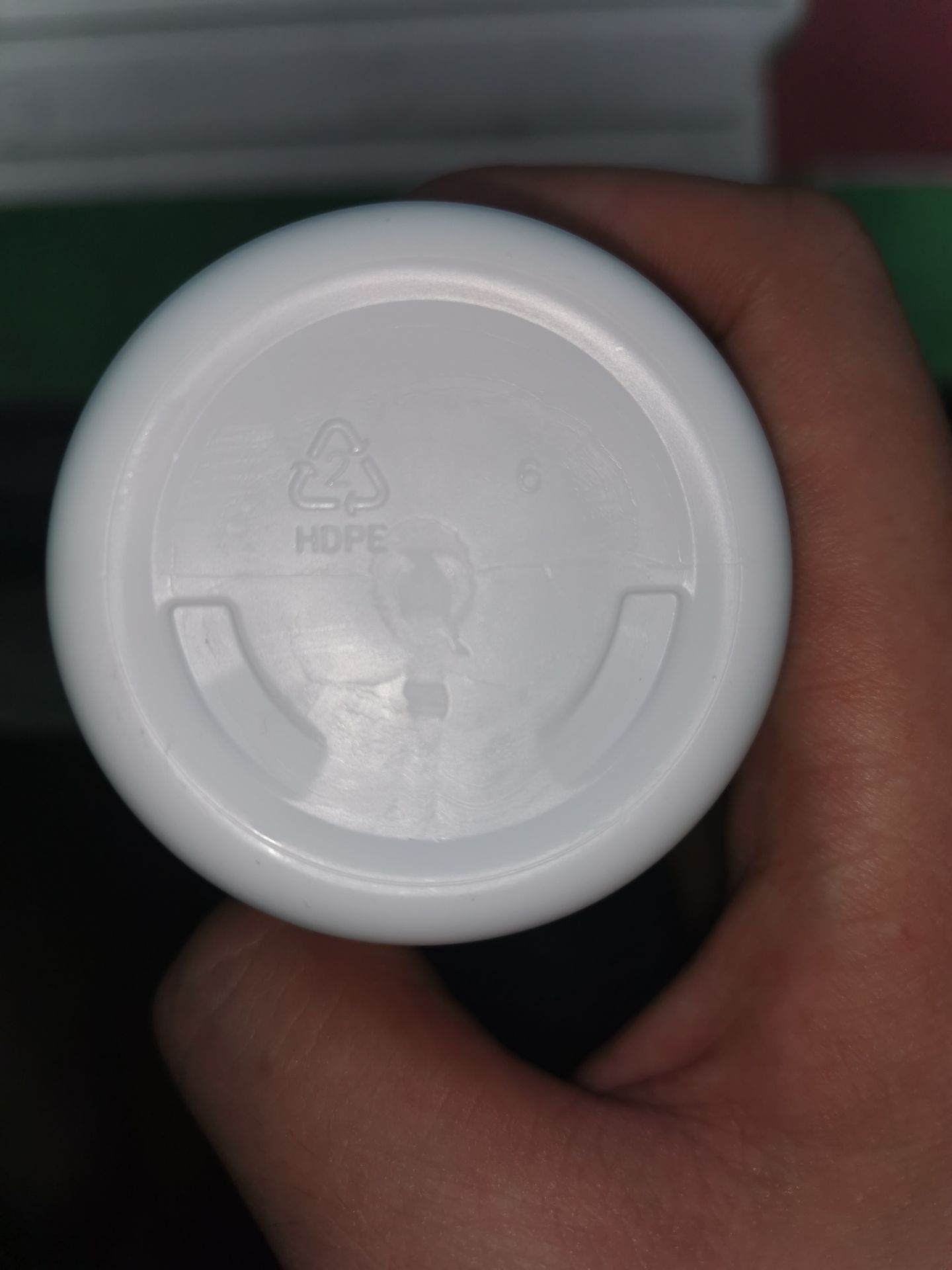 Mùi thuốc rất hắc. Túi chống ẩm đã chuyển màu vàng. Vỏ viên thuốc mềm. không cứng như lọ mình mua xách tay.
Date in to và lệch. Hình khắc chìm dưới đáy mờ nhoè.
Nghi ngờ hàng không chính hãng.