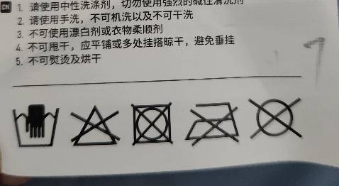 Nhỏ, gọn, nhẹ đúng như kỳ vọng. Kích thương gần giống quảng cáo: 180x70cm - 27x14cm khi cho vào túi. Túi này sẽ hơi chật hơn so mới túi M180. Thích hợp với nhiệt độ từ 20℃ trở lên (15℃ chắc chắn phải đắp thêm chăn). Túi có chữ R là khóa bên phải người nằm, tuy nhiên túi này 0 có mũ trùm nên lật lại là có khóa bên trái. Thêm nữa là có vẻ chỉ giặt tay được thôi.