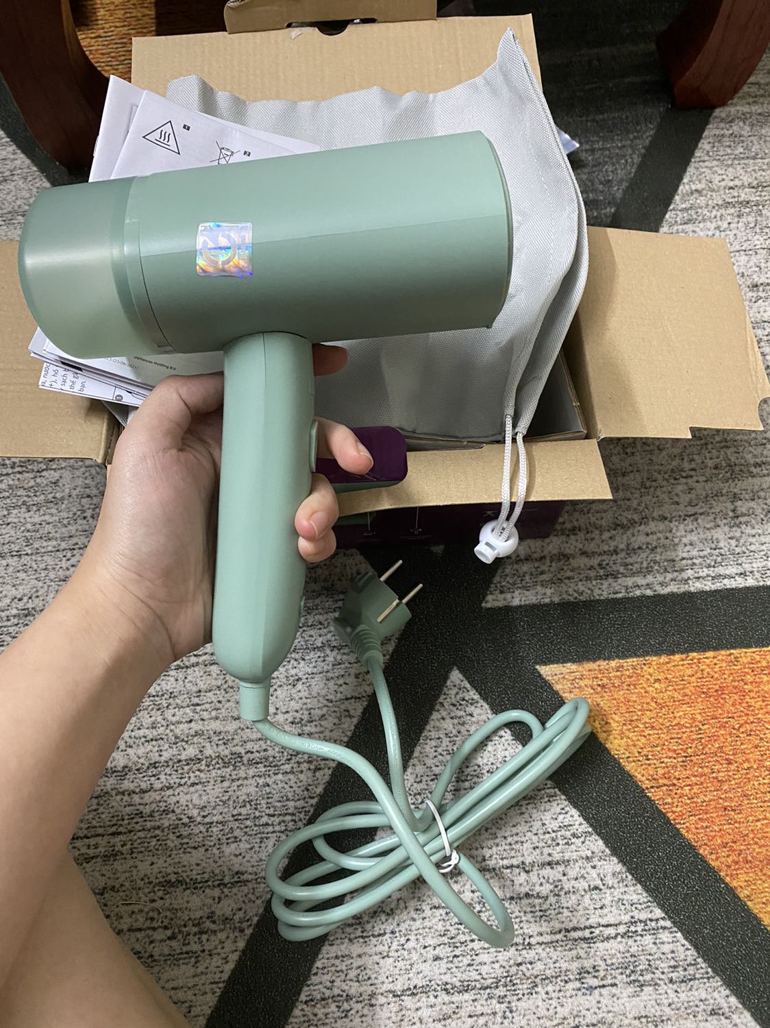 Sản phẩm khá tốt, cầm nặng tay, là phẳng rất ok nha mọi người! Tiki giao hàng siêu nhanh!
Nói chung tiền nào của ý, tuy giá sp có thể cao so với cùng loại hãng khác nhưng tiện ở chỗ sản phẩm rất gọn, gấp lại được, rất tiện khi mang theo đi công tác hay du lịch. Có túi đựng nữa! Nói chung khá hài lòng!