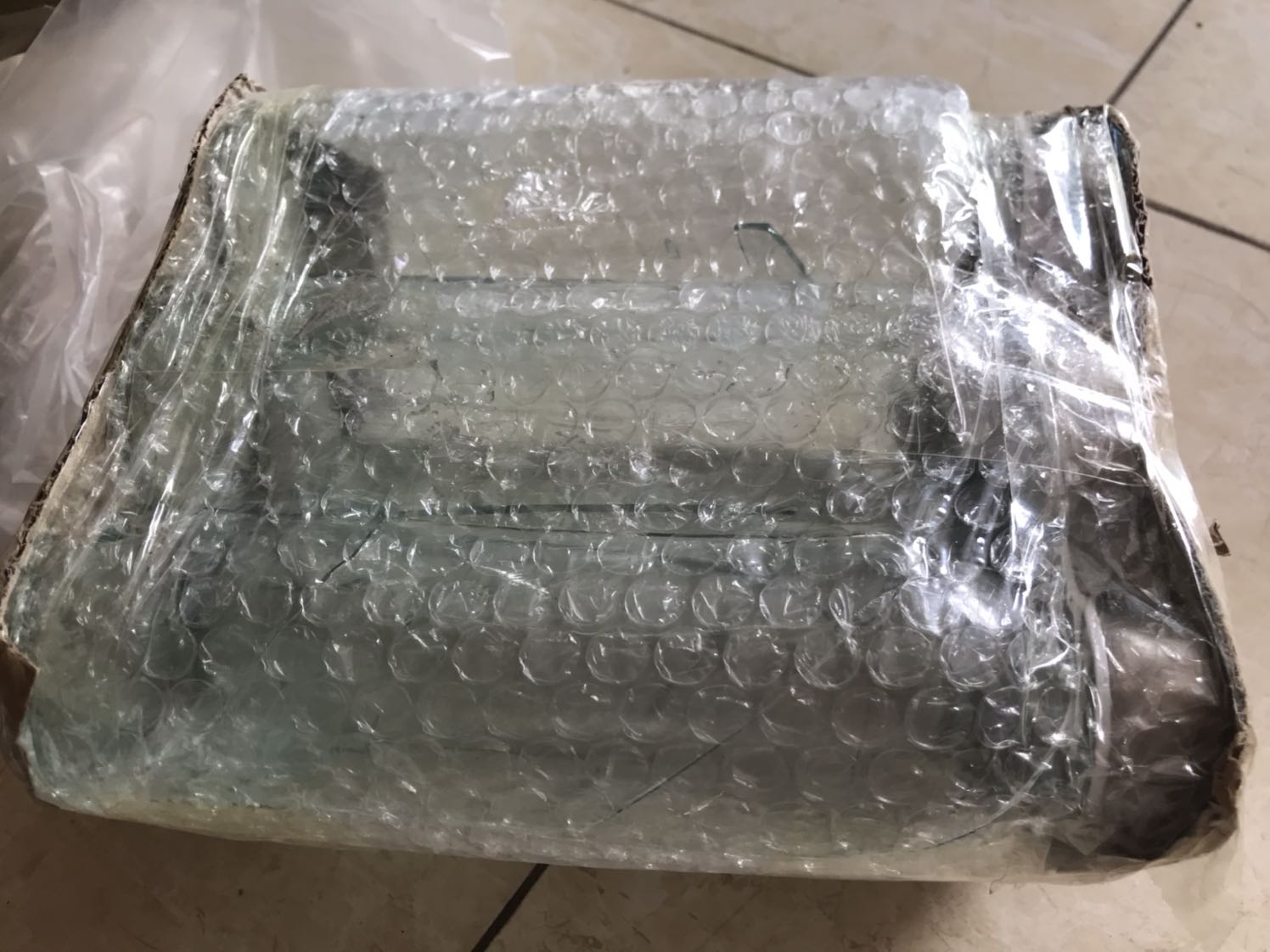 Hàng bị vỡ hết, không hài lòng với nhân viên giao hàng, bạn ấy biết là hàng vỡ trước khi giao cho khách nhưng mình đang lúi húi mở hàng thì đã đi mất rồi, hôm sau mình có phản ánh với bạn ấy, mình còn nhận đc một thái độ khó chịu. Đã gọi điện phản ánh , xong chưa thấy thu hồi