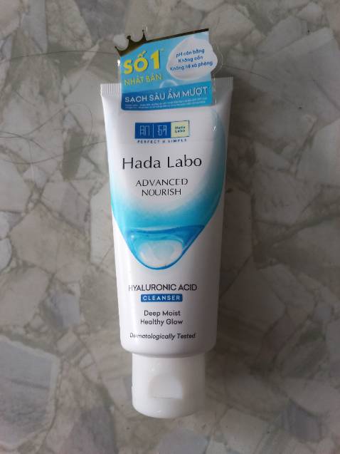 Sửa rửa mặt không có phần dán bảo vệ ở đầu tuýp sữa, nhận hàng hơi hoang mang vì như vậy dễ chảy sữa rửa mặt trong quá trình vận chuyển hoặc bị đổi, làm giả, thay thế sản phẩm... trong quá trình tung ra thị trường. Cảm nhận khi sử dụng mùi rất lạ, hơi khó chịu, không biết phải hàng thật không nên hơi bị hoang mang