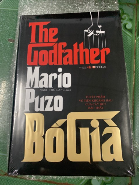 Bình thường Tiki đóng gói kỹ lắm mà sao đơn này lại không bọc mút chống sốc gì hết, cũng hên đặt giao now nên không bị ảnh hưởng gì. Tiki giao hàng siêu nhanh. 
Sách mình mua đợt giảm không nhiều mà thích nên mua luôn, sách còn nguyên seal, bìa cứng, mà sách mỏng hơn mình tưởng.