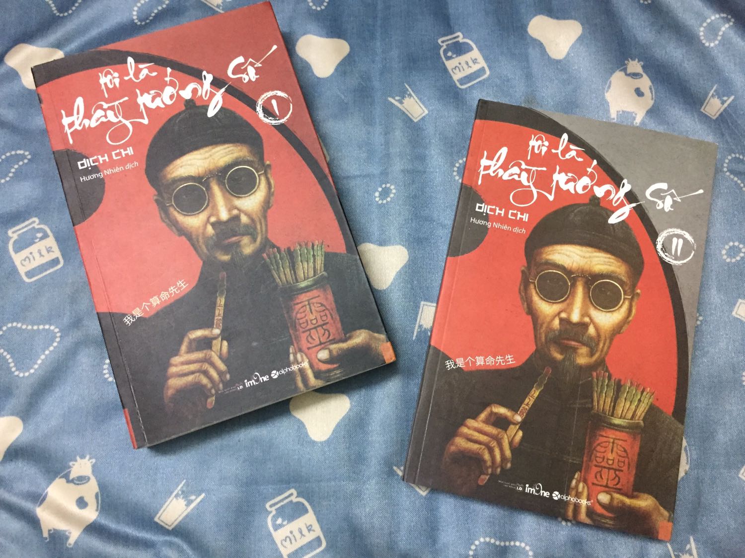 - “Tôi là thầy tướng số” viết về Phái Giang Tướng một tổ chức đặc biệt chuyên giở chiêu bài xem tướng số để lừa lấy tiền bạc, của cải của người khác. Tác giả Dịch Chi không chỉ đơn thuần tự sự lại chuyện xưa tích cũ mà còn khéo léo lồng ghép nhưng “món nghề” của bang phái xưa, thông qua đó chúng ta có thể biết được tại sao mà những kẻ lừa đảo có thể phân tích, nắm bắt tâm lý của ”khách” một cách chuẩn xác và tài tình đến vậy.
- Tôi là thầy tướng số (tập 2) do Alphabooks phát hành, bìa mềm, kích cỡ 13x20,5cm, chất giấy mỏng màu trắng ngà. Bản dịch do dịch giả Hương Nhiên chấp bút, câu chữ rất mượt, những phần liên quan tới Huyền học, Phật học, được chú thích vô cùng tỉ mỉ, dễ hiểu tiện cho độc giả theo dõi.