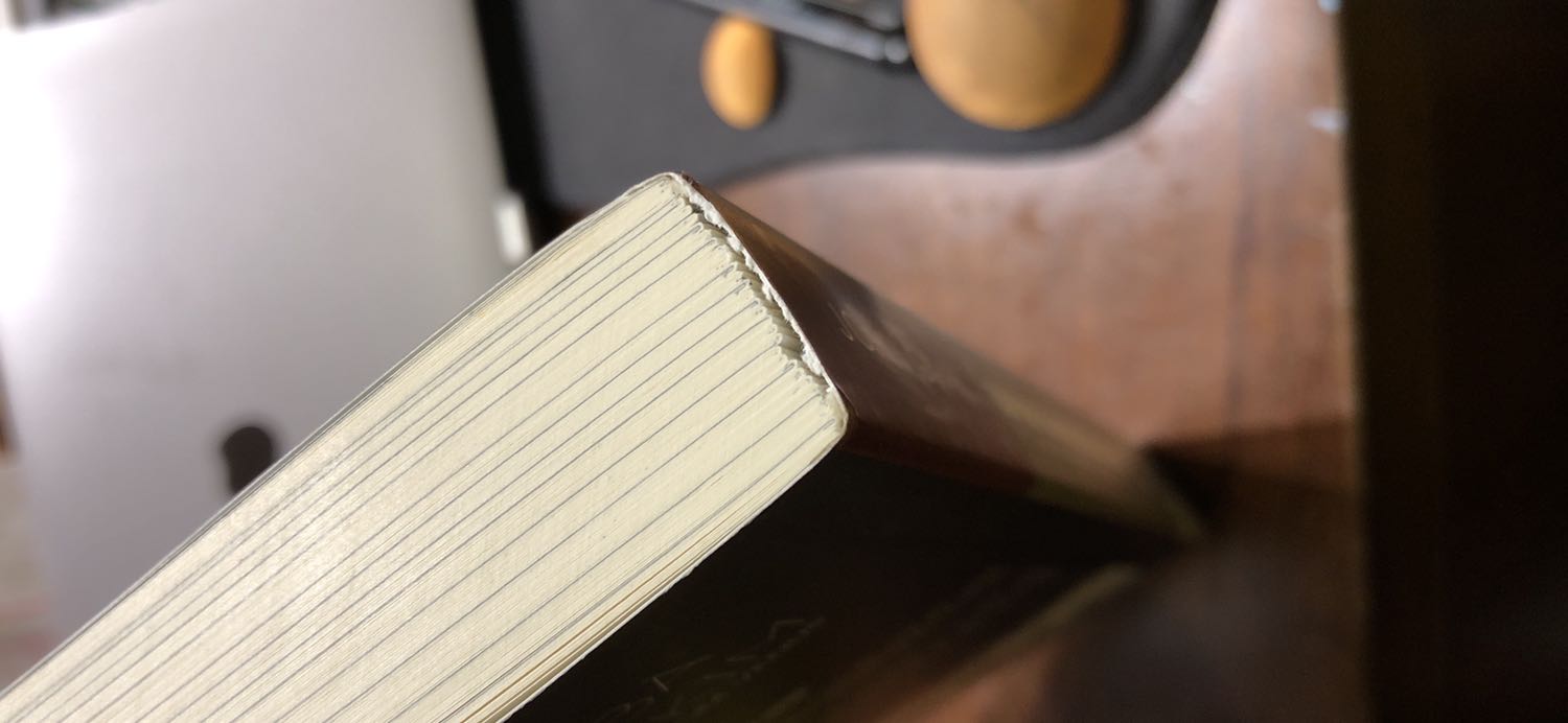 Mình nhận sách nhưng ko có được tặng bookmark như bên cửa hàng ghi, hơi buồn chút, nếu hết thời gian tặng bạn nên sửa lại trên shop tránh làm mất lòng khách như này, không đáng lắm. :) 

Sách mới đẹp mướt nhưng hở gáy mình ko biết có đọc được tới lần 2 không.